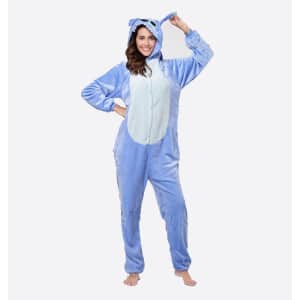 Stitch-Pyjamaanzug für Frauen mit einer Frau, die den Anzug schützt, und einem weißen Hintergrund