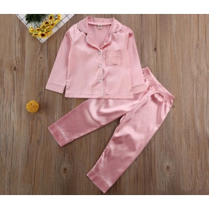 Zweiteiliger rosafarbener Pyjama aus Satin