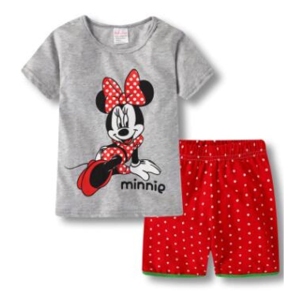 Sommerpyjama mit grauem T-Shirt mit Minimeter und roten Shorts mit weißem Muster sehr modisch