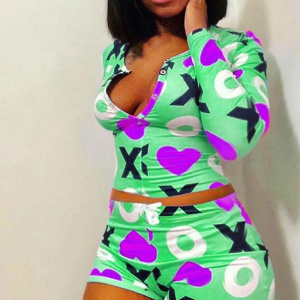 Sexy Pyjama Frau zweiteilig mit V-Ausschnitt grün von einer Frau getragen