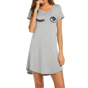Pyjama Nachtkleid mit kurzen Ärmeln grau mit Augenmustern von einer Frau getragen