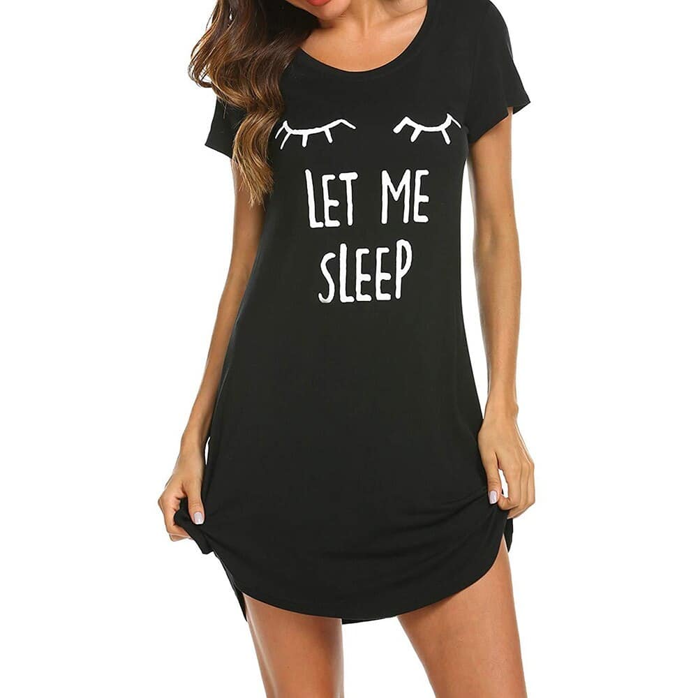 Pyjama Nachtkleid mit kurzen Ärmeln schwarz mit der Aufschrift Let me sleep von einer Frau getragen