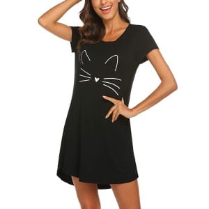 Pyjama Nachtkleid mit kurzen Ärmeln und Katzenmuster von einer Frau getragen