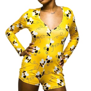 Sexy gelber Onesie-Pyjama mit Bienenmuster für Frauen, getragen von einer Frau