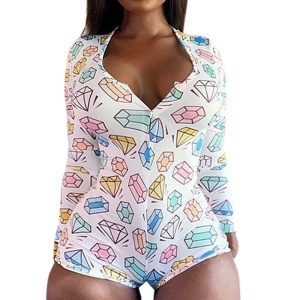 Sexy Onesie-Pyjama mit Kristallmuster für Frauen, getragen von einer Frau