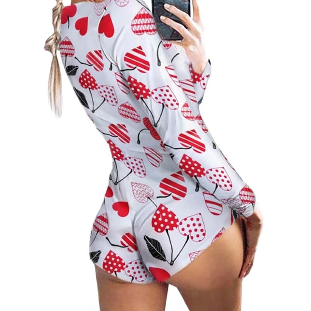 Sexy Onesie-Pyjama mit Herzblumenmuster, getragen von einer Frau