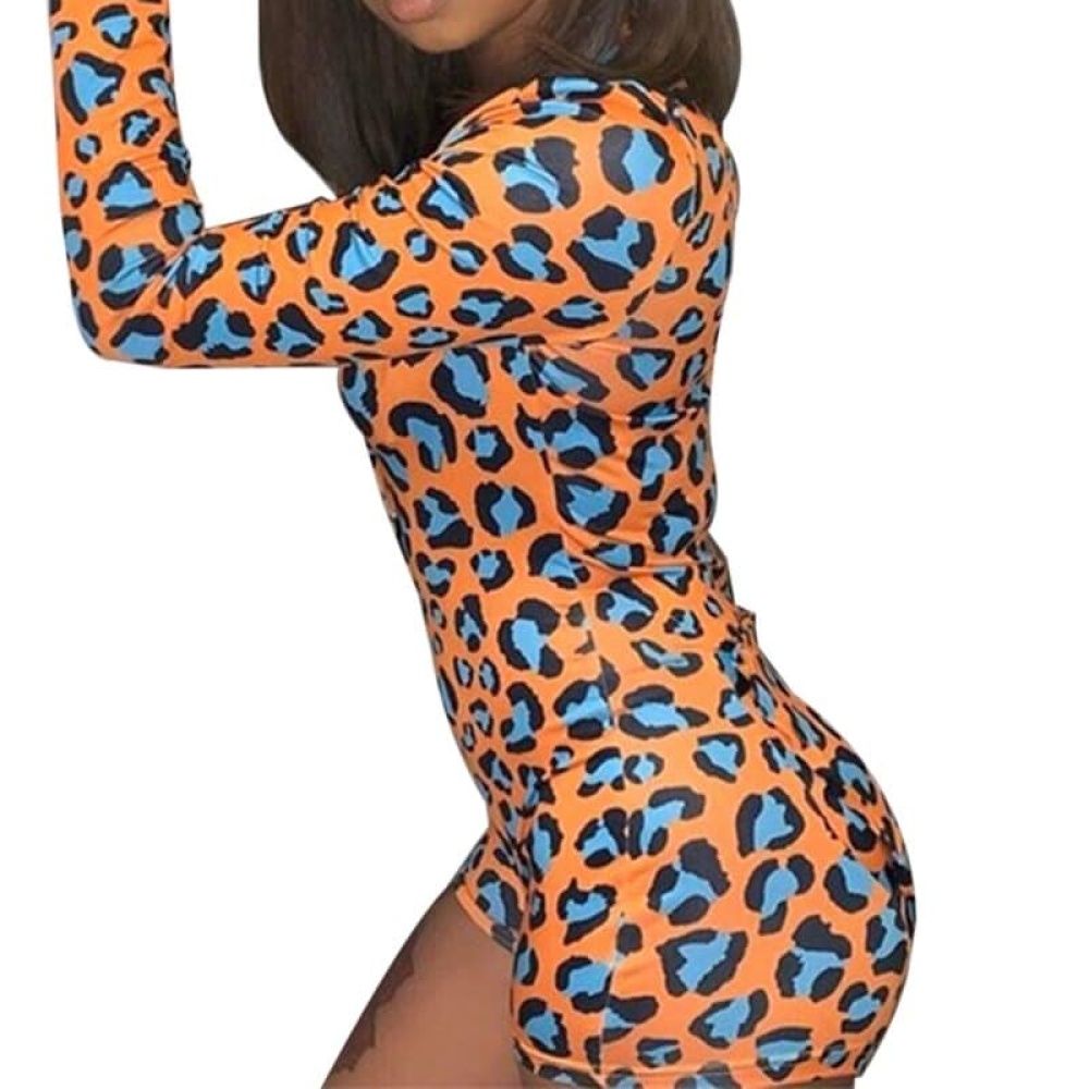 Sexy Onesie-Pyjama mit Leopardenmuster für Frauen, getragen von einer Frau