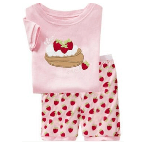 Sommerpyjama T-Shirt und Shorts in rosa mit modischem roten Erdbeermuster