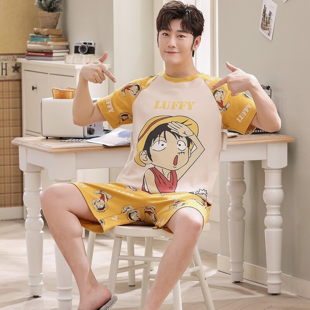 Sommer-Pyjama-Set aus T-Shirt und Shorts für Männer mit Luffy-Aufdruck, sehr hohe Qualität, getragen von einem Mann, der auf einem Stuhl in einem Haus sitzt