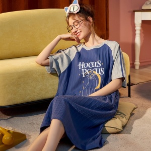 Pyjama-Nachtkleid aus Baumwolle mit Katzenmotiv für Frauen, getragen von einer Frau, die auf einem Teppich in einem Haus sitzt
