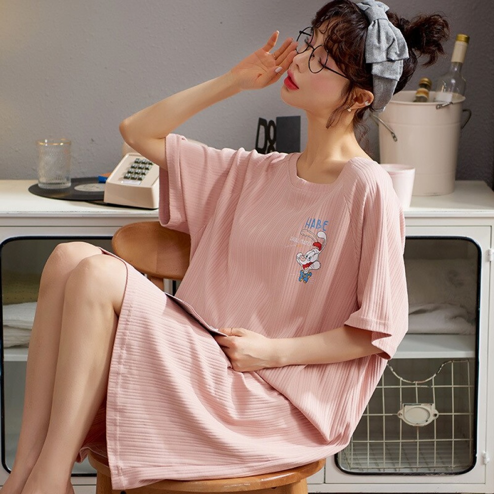 Sommerpyjama aus Baumwolle mit kurzen Ärmeln für Frauen, getragen von einer Frau, die auf einem Stuhl in einem Haus sitzt