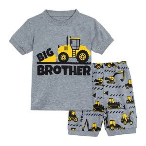 Pyjama aus T-Shirt, Polohemd und grauen Shorts mit Traktor-Motiv