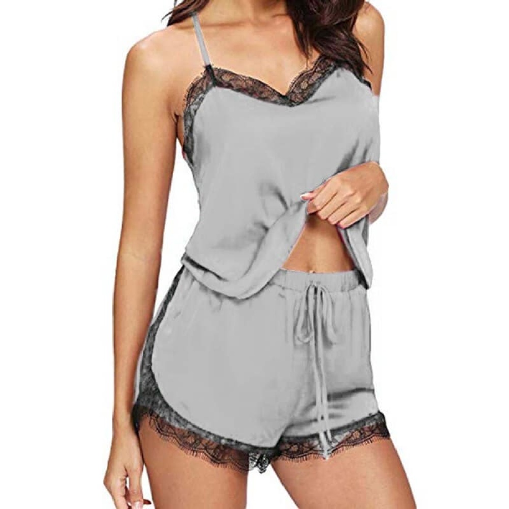 Sexy graues Pyjama-Set aus Spitze für Frauen, getragen von einer Frau