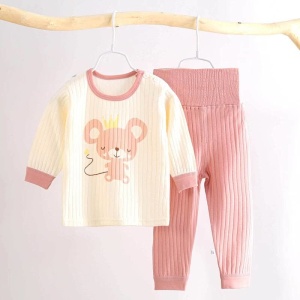 Pyjama-Set aus Baumwolle mit modischem rosa Mäusemuster auf einem Gürtel