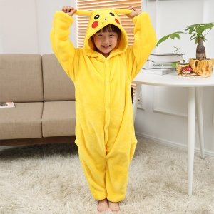 Gelber Pikachu-Pyjama-Overall für Kinder, der von einem jungen Kind getragen wird