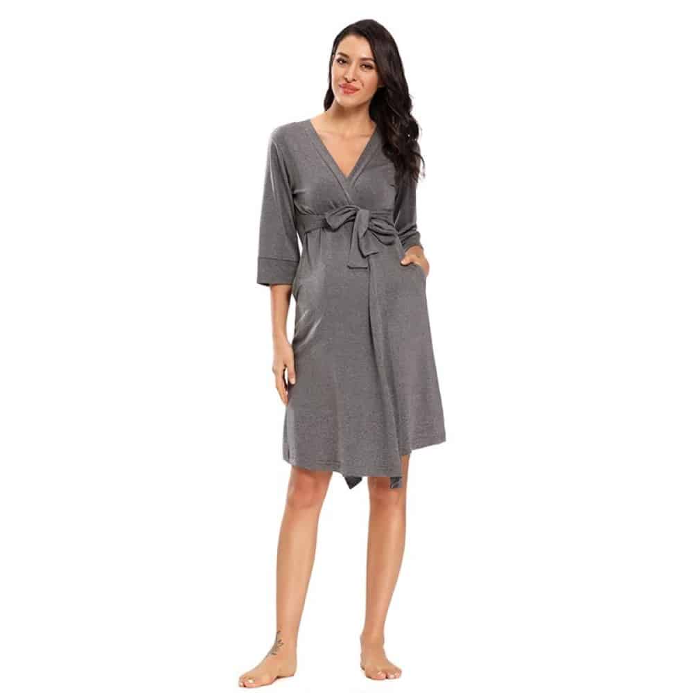 Grauer Baumwoll-Schwangerschaftspyjama für Frauen sehr hohe Qualität, getragen von einer Frau
