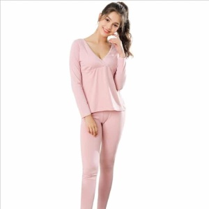 Rosa Schwangerschafts-Pyjama aus Baumwolle, der von einer Frau getragen wird, sehr hohe Qualität