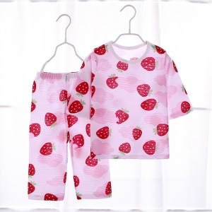 Sommerpyjama mit Dreiviertel-Ärmeln und Erdbeermuster aus Baumwolle für Kinder in modischen rosafarben auf einem Gürtel