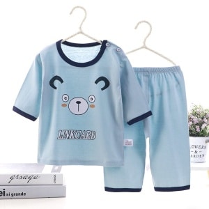 Blauer Sommerpyjama aus Baumwolle für Kinder mit Katzenmotiv auf einem Gürtel mit Büchern