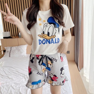 Sommer-Pyjama-Set aus bedruckter Baumwolle von Donald, getragen von einer modischen Frau