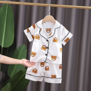 Weißer Sommerpyjama aus Baumwolle mit Bärenmotiv für Kinder auf einem Gürtel in einem Haus