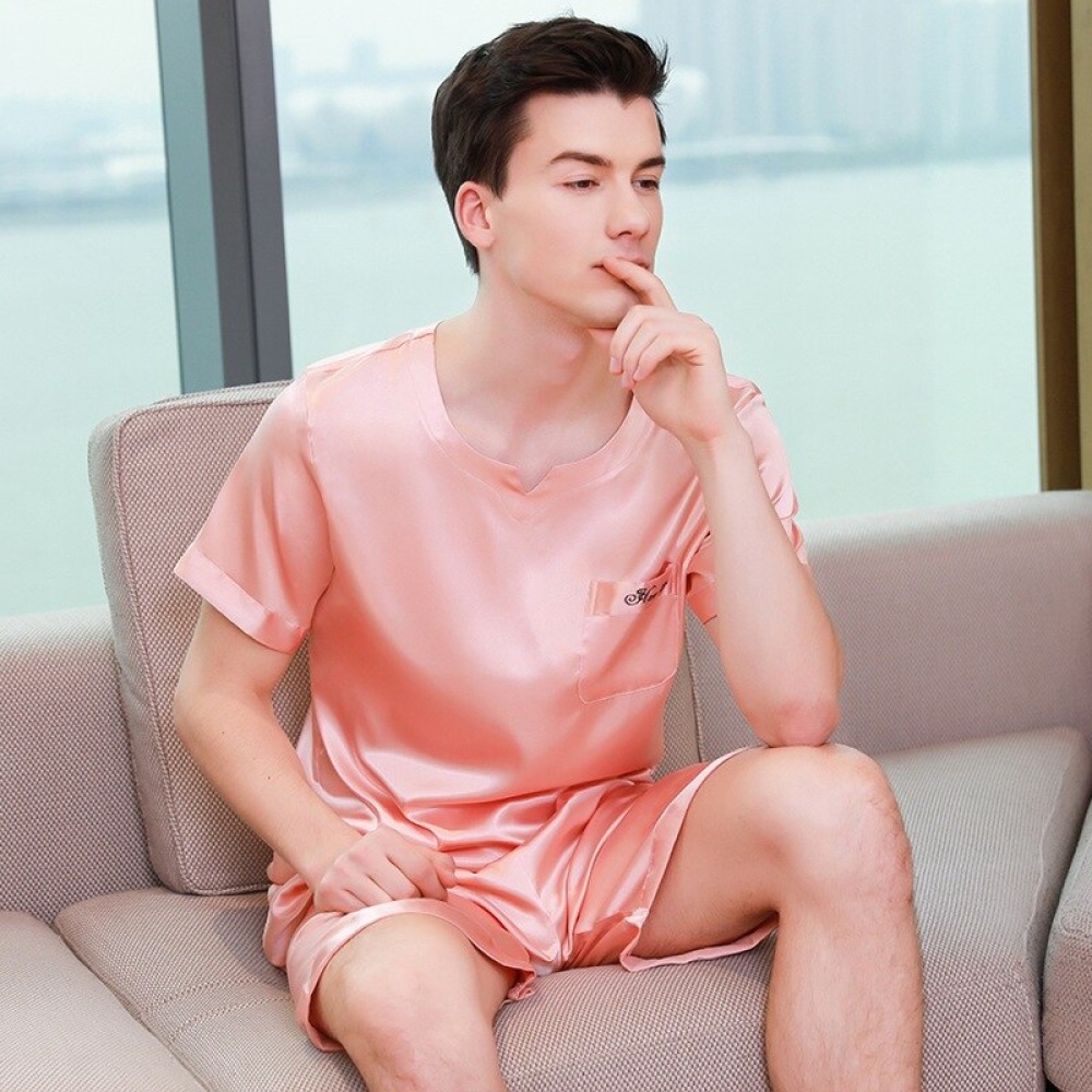 Rosafarbener Satin-Pyjama für Männer. Dies ist ein Pyjama, der aus Shorts und einem T-Shirt aus Satin besteht