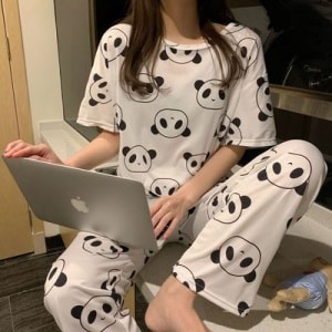 Zweiteiliger Pyjama mit kurzen Ärmeln und Panda-Muster, weiß und schwarz, getragen von einer Frau
