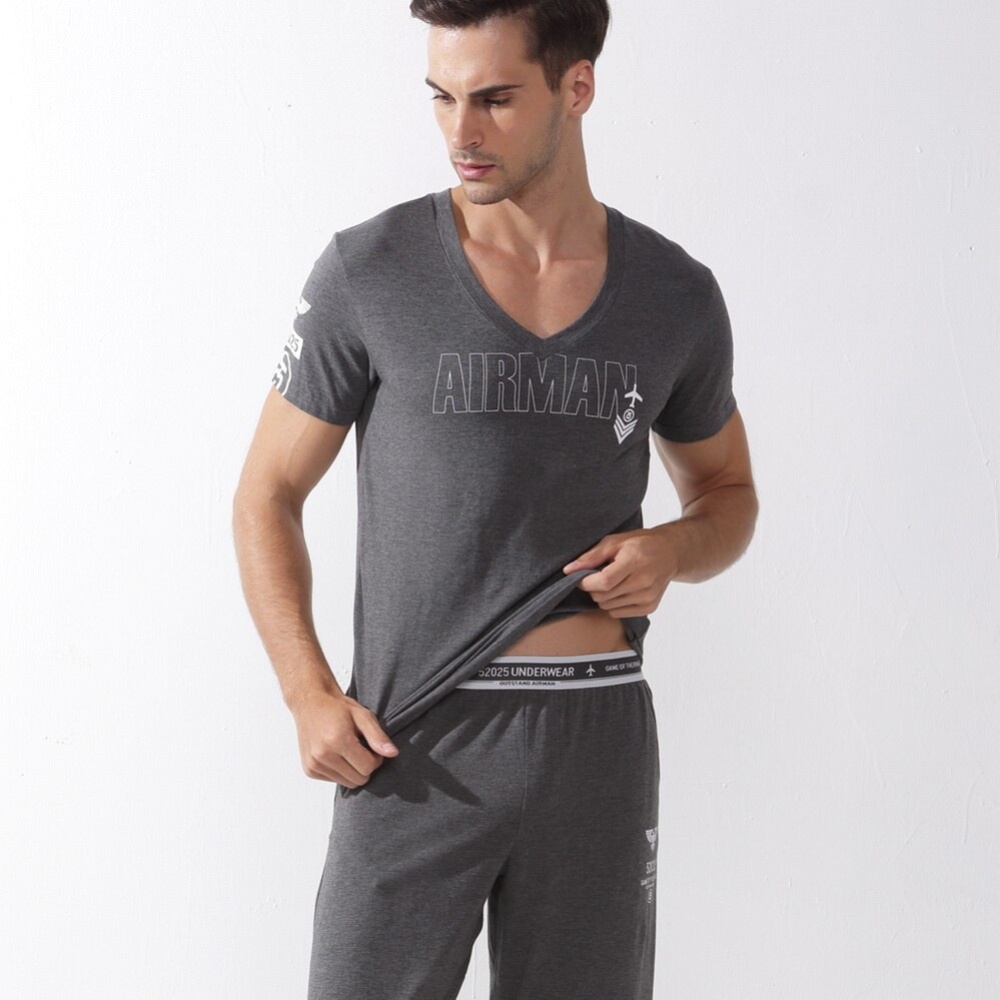 Zweiteiliger grauer Pyjama mit kurzen Ärmeln aus sehr moderner Baumwolle