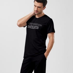 Schwarzer zweiteiliger Pyjama aus Baumwolle für sehr modische Herren, getragen von einem modischen Mann