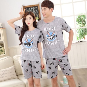 Zweiteiliger Pyjama mit grauem T-Shirt und grauen Shorts mit Bugs Bunny-Motiv für modische Paare