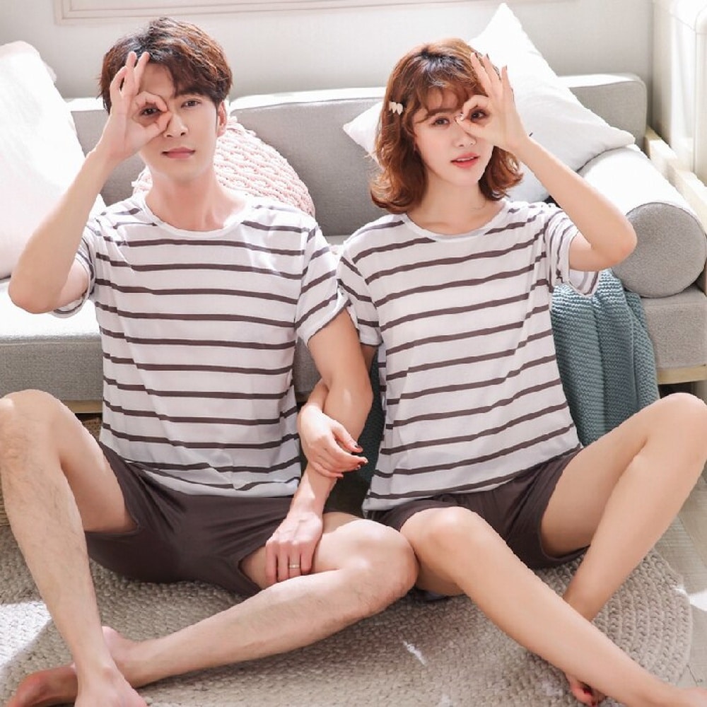 Zweiteiliger Pyjama mit weißem, braunem gestreiftem T-Shirt und braunen Shorts, sehr modisch, von einem Paar in einem Haus getragen