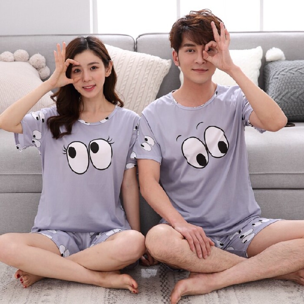 Zweiteiliger Pyjama mit grauem T-Shirt und grauen Shorts für modische Paare