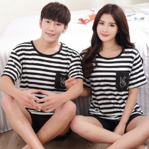 Zweiteiliger Pyjama, schwarzes T-Shirt mit weißen Streifen und schwarze Shorts für ein modisches Paar