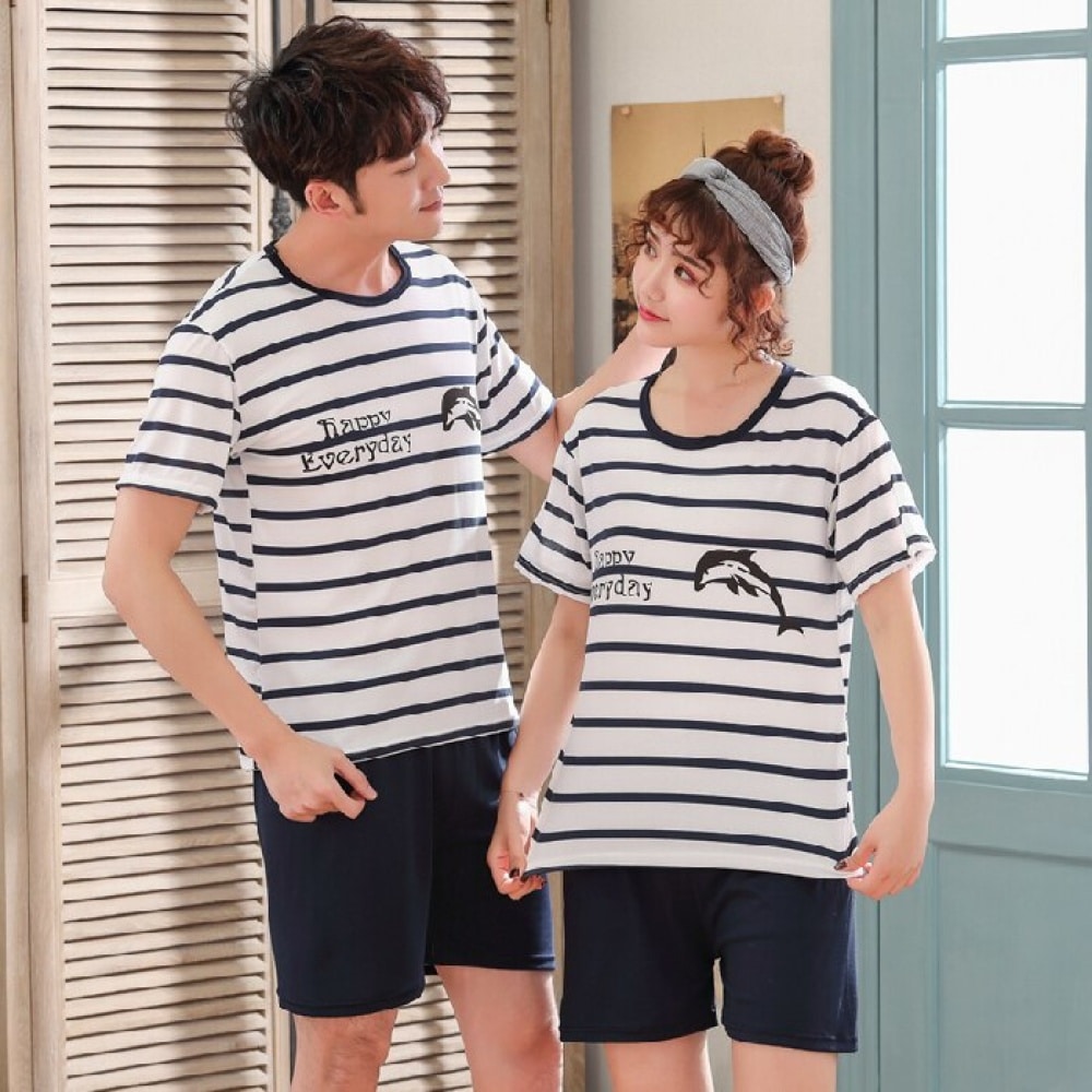 Zweiteiliger Pyjama, weißes T-Shirt mit blauen Streifen und blaue Shorts für ein modisches Paar