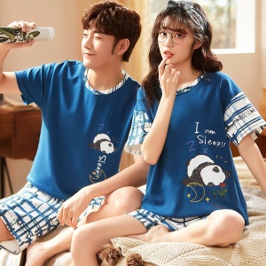 Zweiteiliger Pyjama mit blauem T-Shirt und karierten Shorts für modische Paare