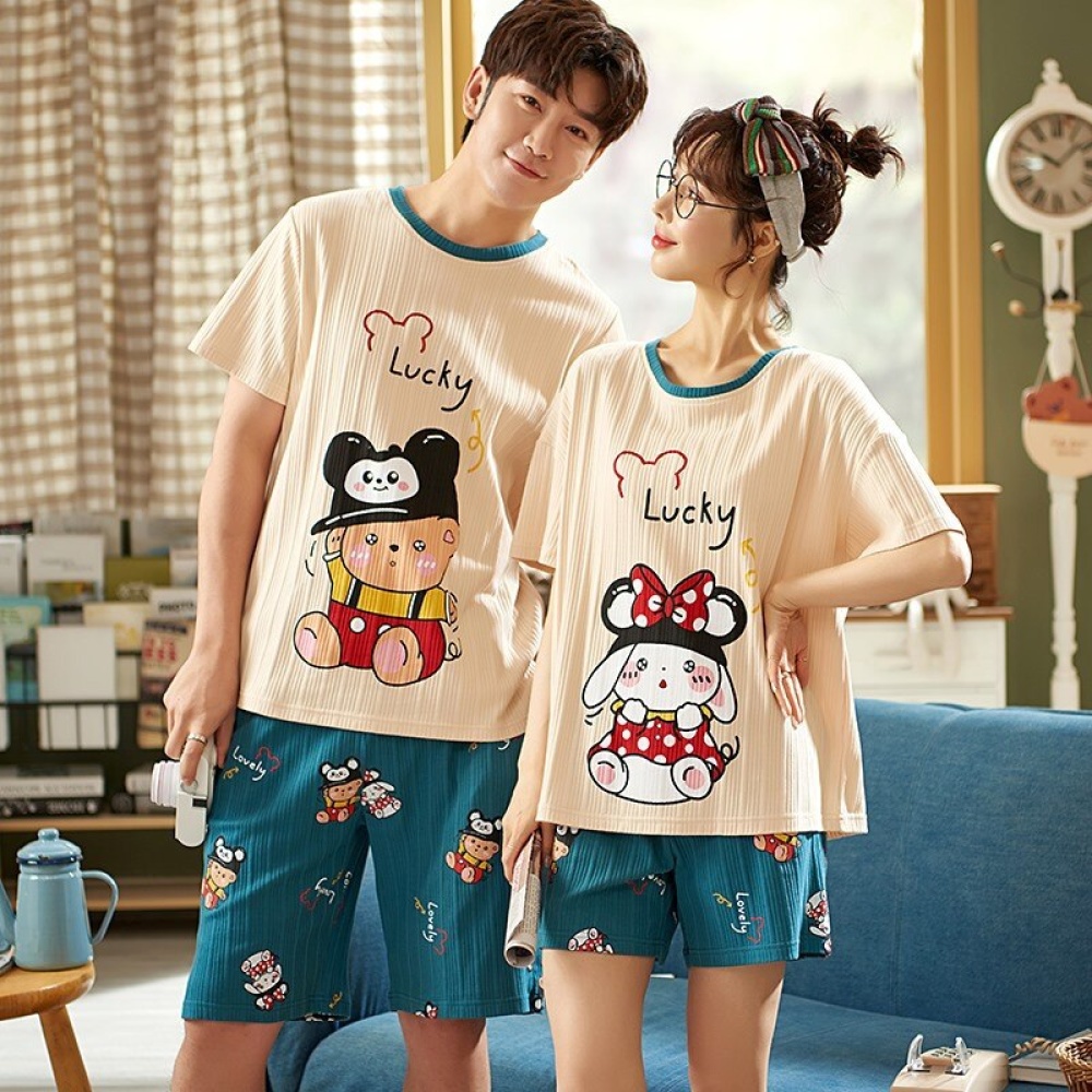 T-Shirt und Shorts aus Baumwolle mit Cartoonmuster, getragen von einem modischen Paar in einem Haus