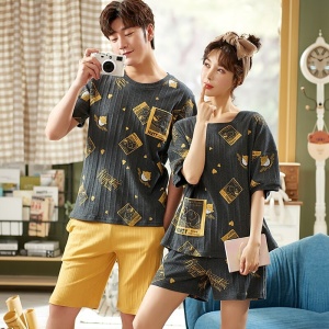 Schwarzer gemusterter T-Shirt-Pyjama und Baumwollshorts, getragen von einem Paar in einem sehr modischen Haus