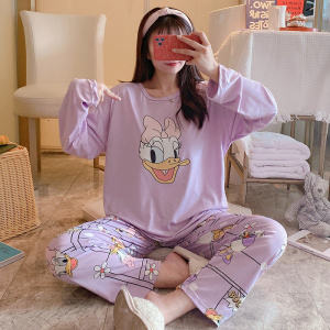 Langärmeliger Baumwollpyjama mit Daisy-Print mit einem Mädchen, das den Pyjama trägt, und einem Hintergrund eines Esszimmers