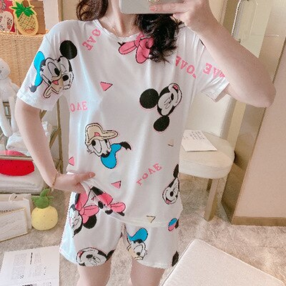 Kurzärmeliger Seidenpyjama mit Mickey und Donald Muster, getragen von einer Frau, die ein Foto in einem Haus machte