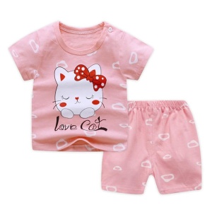 Zweiteiliger Pyjama mit T-Shirt und Shorts mit Katzenmotiv aus rosa Baumwolle, modisch getragen