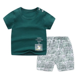 Zweiteiliger Pyjama aus grünem T-Shirt und modischen Baumwollshorts