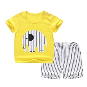 Zweiteiliger Pyjama aus gelbem Elefanten-T-Shirt und schwarz-weiß gestreiften Baumwollshorts