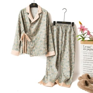Zweiteiliger Kimono-Pyjama mit Bärenmotiv für sehr modische Frauen an einem Gürtel