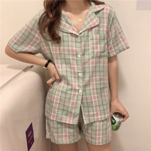 Sommerpyjama mit Karomuster für Frauen, getragen von einer modischen Frau