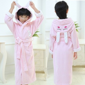 Rosa Kaninchenpyjama aus Baumwolle für Mädchen in sehr hoher Qualität, getragen von einem kleinen Mädchen in einem Haus
