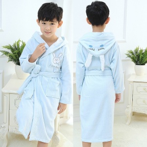 Blauer Kaninchenpyjama aus Baumwolle für Kinder, der von einem kleinen Jungen in einem Haus getragen wird