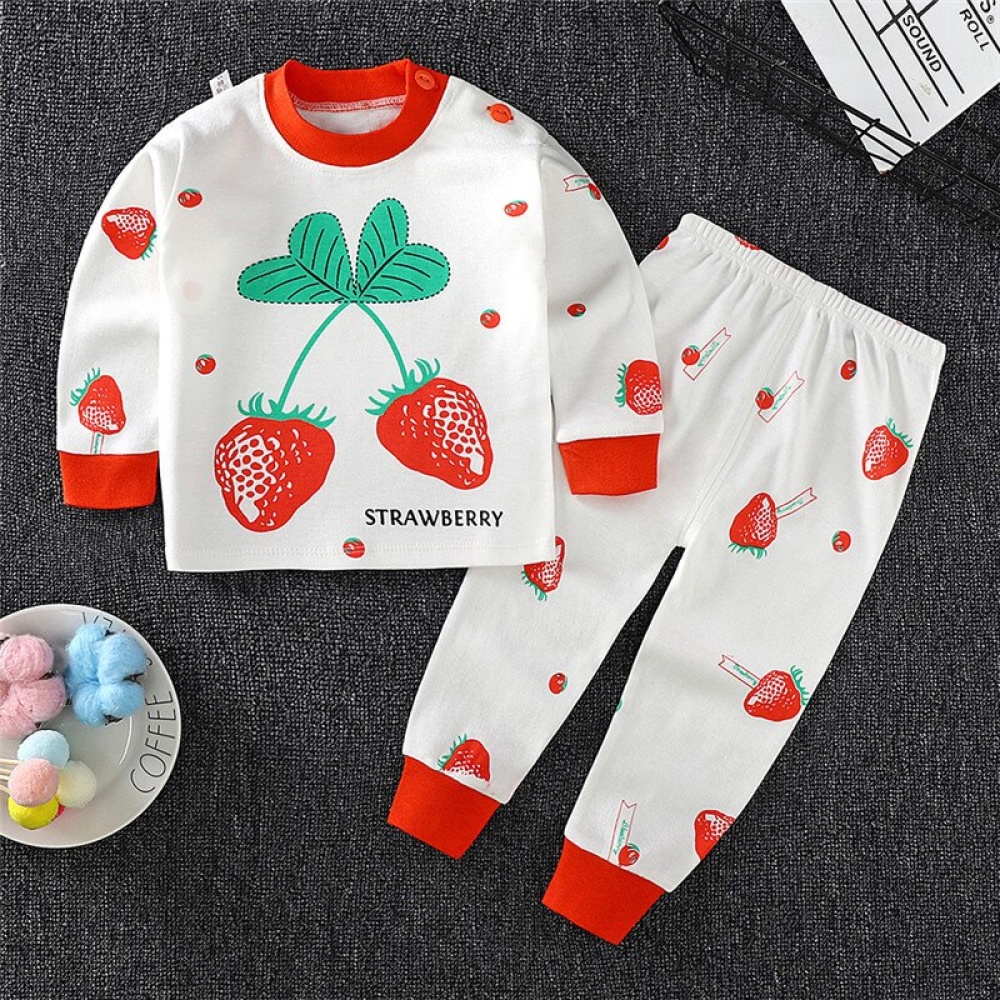 Pyjama aus Baumwolle mit Erdbeermotiv für Kinder auf einem sehr hochwertigen Teppich