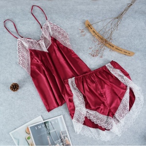 Sexy Pyjama-Set aus Satin, Ärmellos, rot, für modische Frauen mit Magazinen nebenan