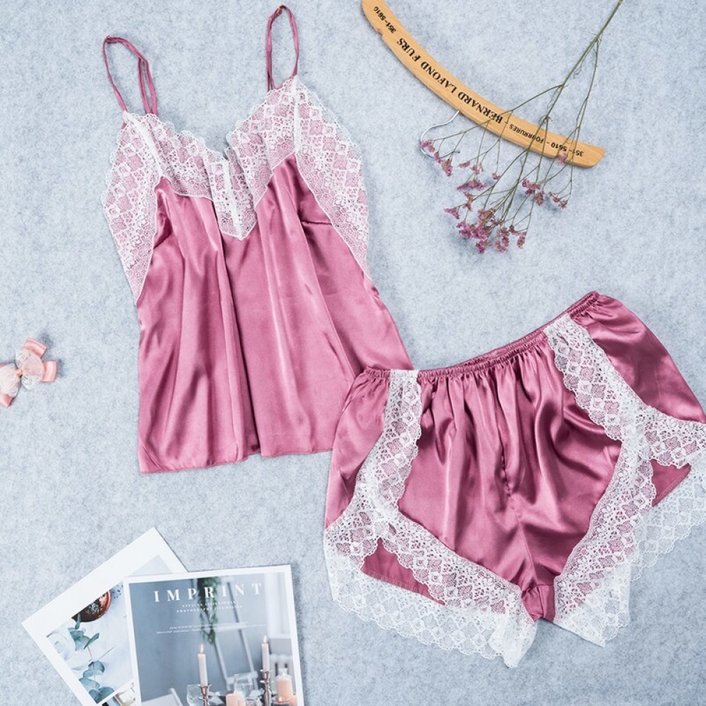 Sexy rosafarbener ärmelloser Satin-Pyjama für modische Frauen mit Magazinen auf der Seite