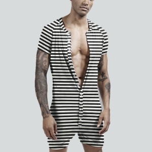 Sexy schwarz-weiß gestreifter Einteiler für Männer, getragen von einem Mann